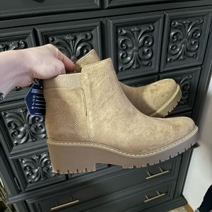 NWT / NIB Women’s Ortholite Ankle Sonoma Boots, tan chunky winter boots